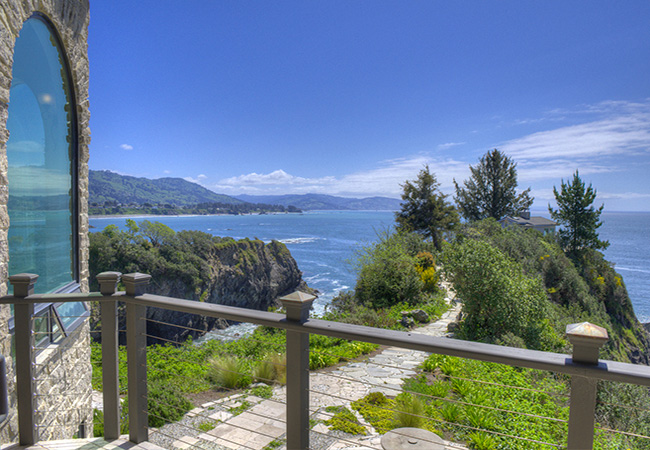 Brookings oceanfront homes have spectacular views on warm sunny days.